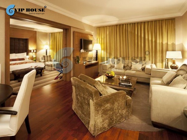 Tone màu vàng hoàng gia cùng ánh sáng ấm áp được sử dụng kết hợp làm căn phòng khách sạn 3 sao thêm sang trọng và đẳng cấp.